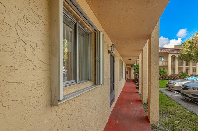 Building Photo - 848 SW 9th St Cir