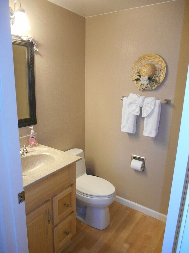 Foto del edificio - 2 bedroom plus loft condo with carport