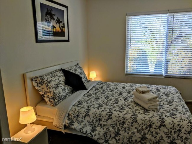 Building Photo - 4 br, 3 bath House - 1548 E San Carlos Pl