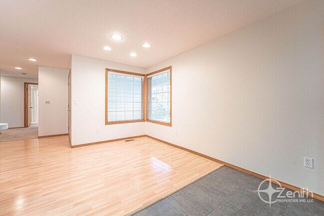 Foto del edificio - 710 NE 158th Ave