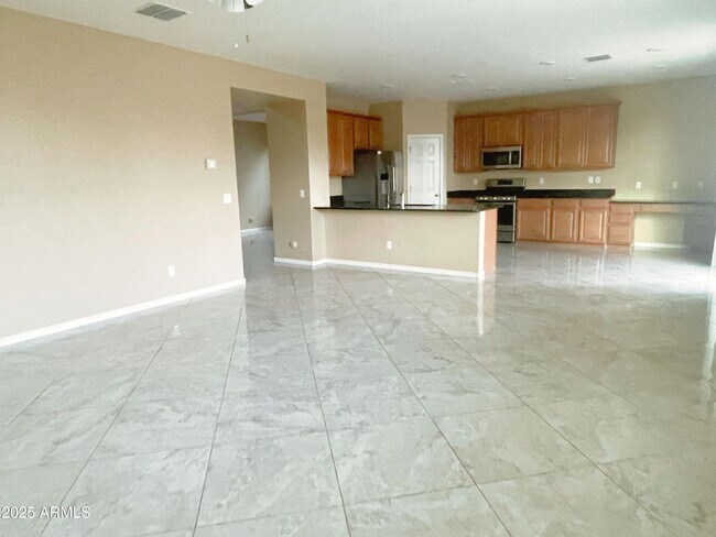 Building Photo - 1121 E Regent Dr