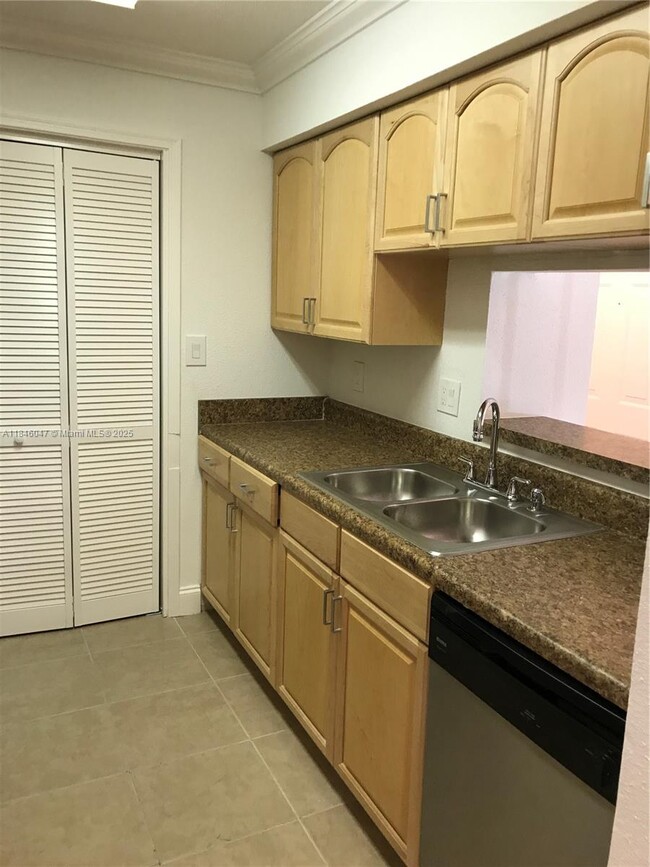 Foto del edificio - 733 Riverside Dr
