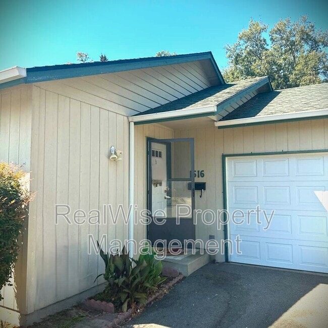 Building Photo - 1616 SW K St