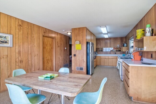 Building Photo - 351 Union St