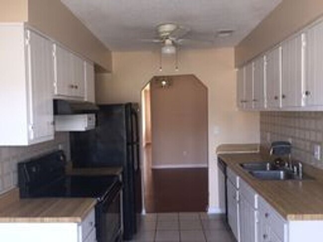 Foto del edificio - Cozy 1-Story Townhome in Campus East