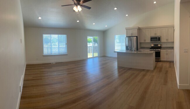 Building Photo - Beautiful Home Built in 2024, Upstairs