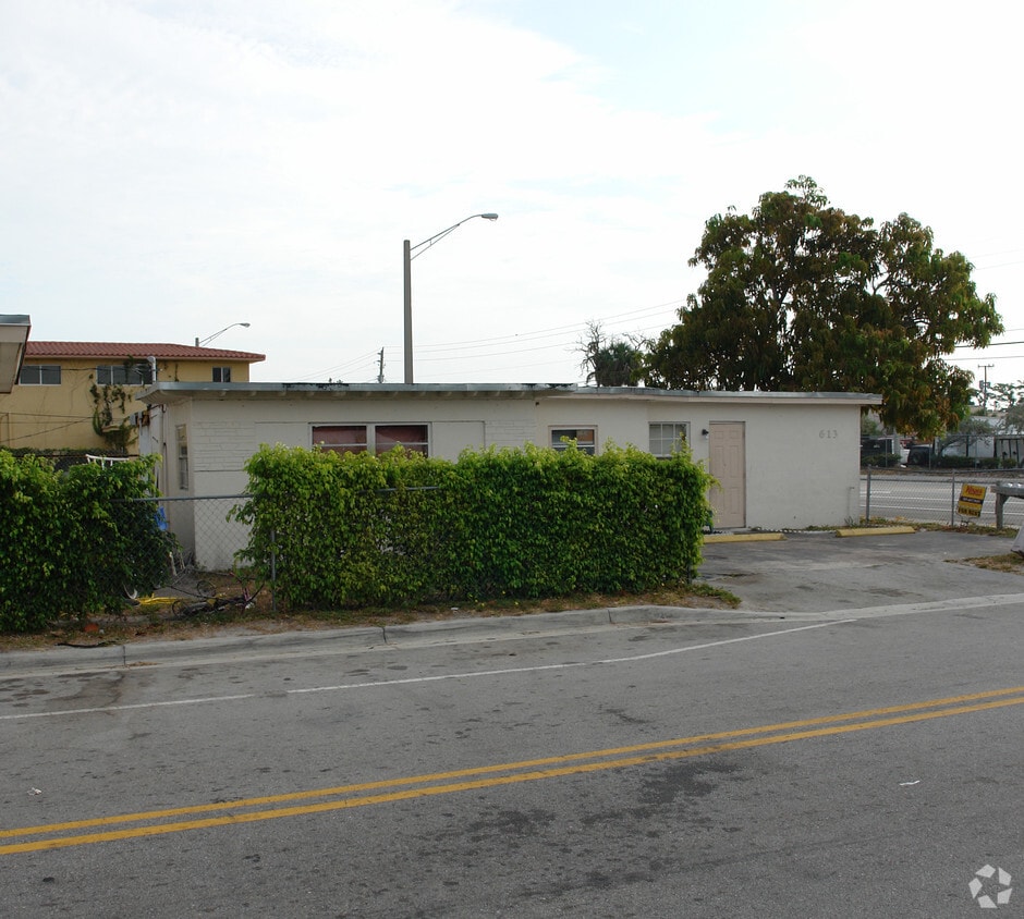 Building Photo - 613 NW 27th Ave