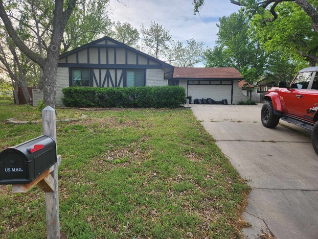 Building Photo - 321 N Willow Dr