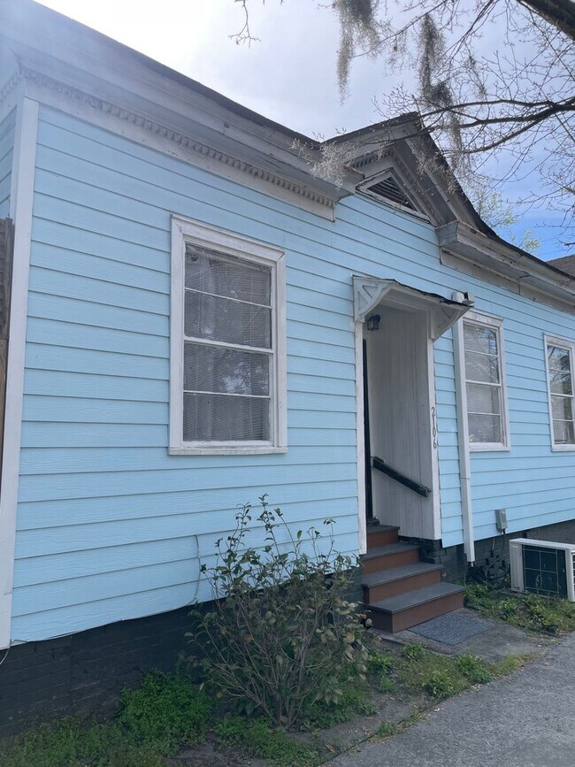 Building Photo - ~~REDUCED~~NEWLY RENOVATED APARTMENT NEAR ...