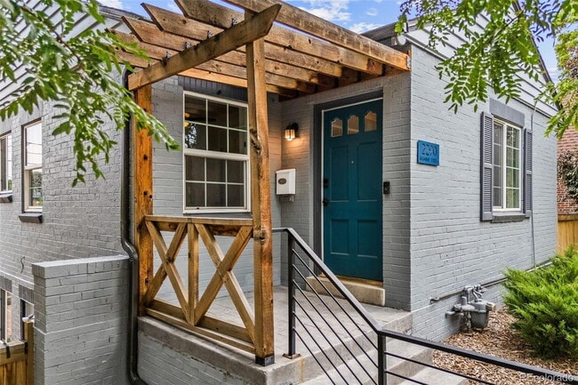 Building Photo - "Spacious 5-Bedroom Gem with Hardwood Floors & Cozy Fireplace in Denver's Heart!"