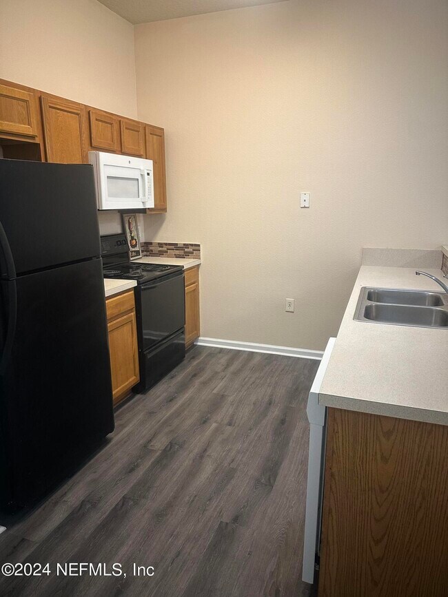 Building Photo - 7920 Merrill Rd