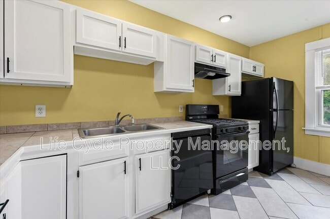 Building Photo - 901 Baraga St NE