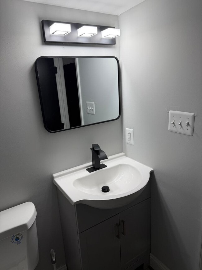 Building Photo - 716 E 23rd St