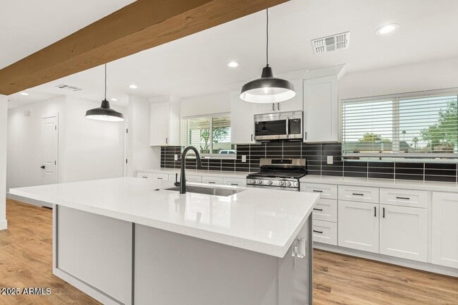 Building Photo - 3016 E Turney Ave