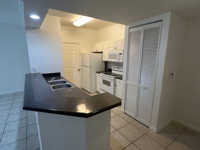 Building Photo - 2 / 2 Lakefront Condo