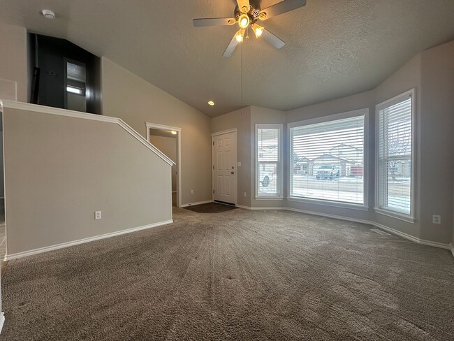 Building Photo - **MOVE IN SPECIAL**4bed, 2.5bath, 1,555sq....