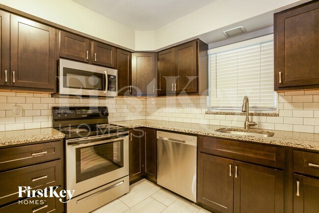 Foto del edificio - 9946 MacKenzie Rd