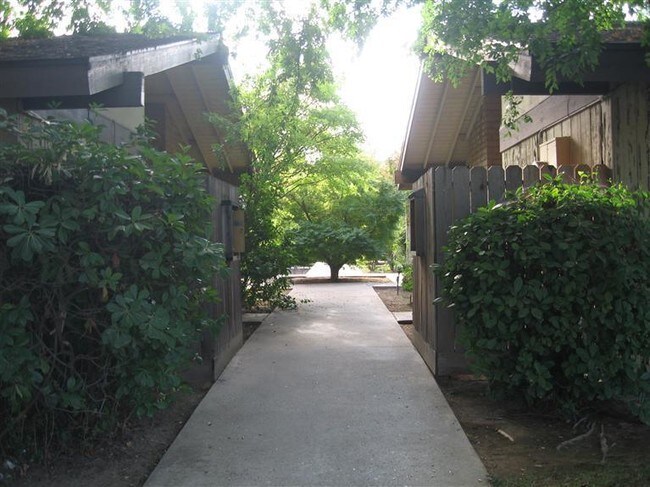 Foto del edificio - 5771 N Valentine Ave