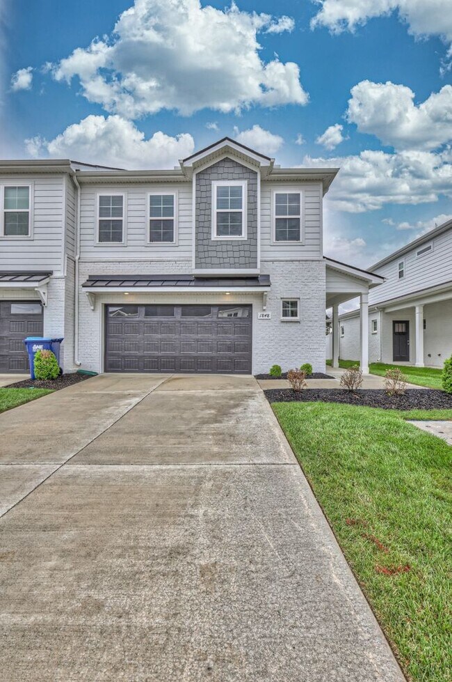 Foto del edificio - Brand New Luxury Townhome! 3 BR, 2.5 BA, 2 Car Garage, Pool, Dog Park, and More!