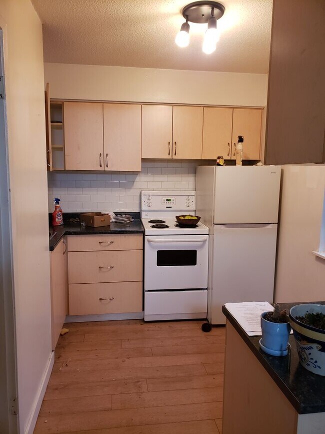 Building Photo - 646 Admirals Rd