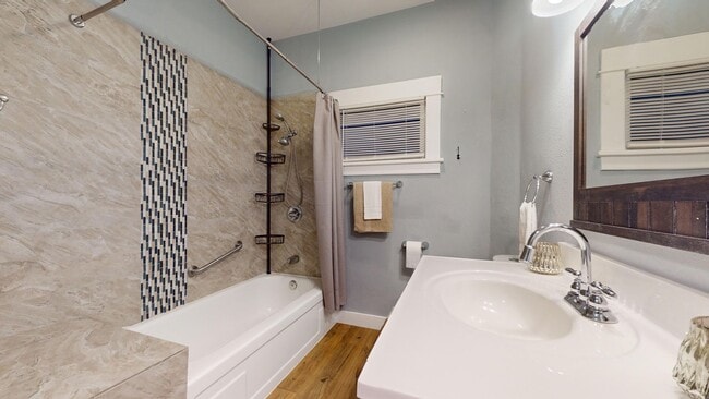 Building Photo - Excellent Location, Large Four Bedroom Bremerton House for Rent! Available Now!