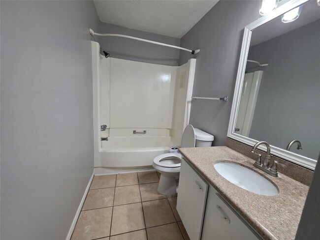 Foto del edificio - 1015 Western Hills Dr