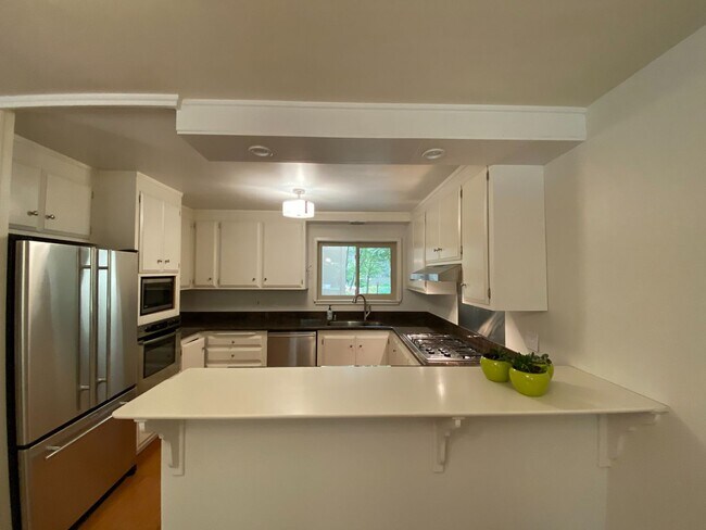 Building Photo - Gorgeous 3BD/2.5BA Home in Campus Commons ...