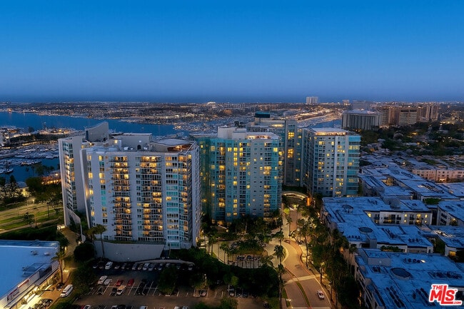 Building Photo - 13600 Marina Pointe Dr