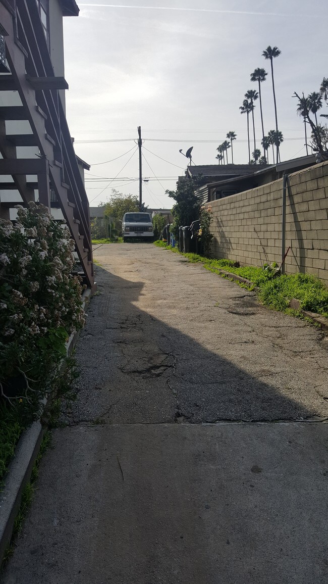 Entrada para auto hasta el área de estacionamiento trasera - 2626 W Avenue 32