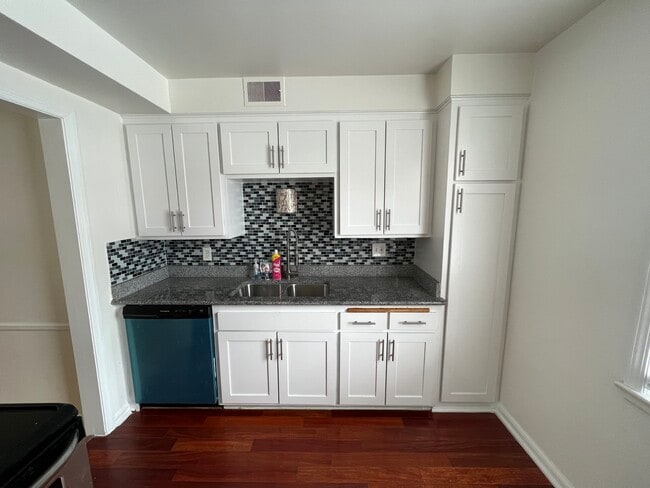 Kitchen - 3715 N Oakland Ave