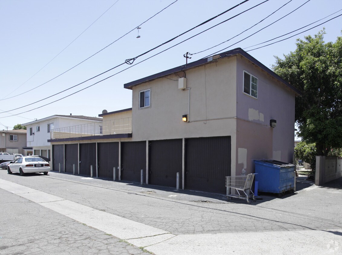 Building Photo - 328 N Rose St