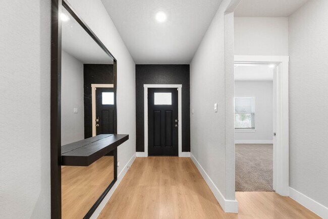 Foto del edificio - Spacious 5-Bed Home with Community Perks, Lake Access, and Private Fenced Yard in San Antonio