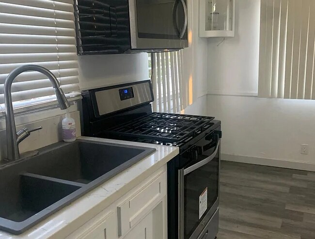 Foto del edificio - 1657 Colby Ave