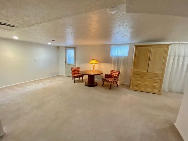 Building Photo - Spacious Milwaukie Studio