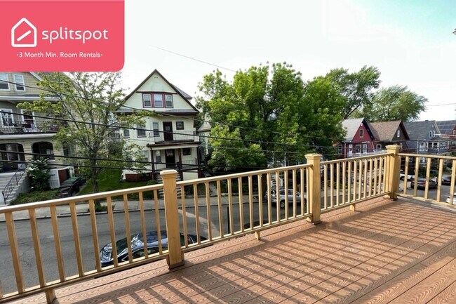 Building Photo - Private room in 7 bedroom Somerville Apart...