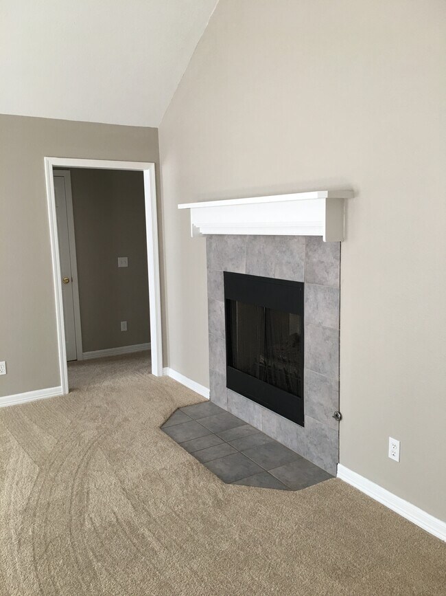 Building Photo - 38 E Saxony St