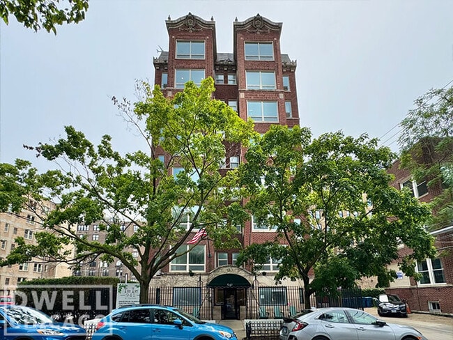 Building Photo - 955 W Carmen Ave
