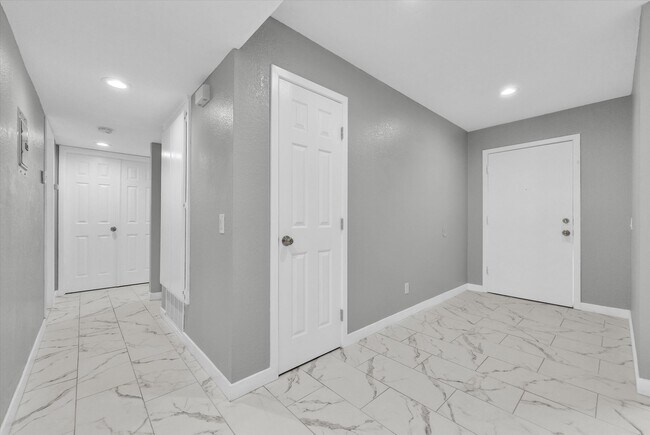 Building Photo - 1046 N Clifford Ave