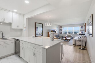 Building Photo - 1516 S Lakeside Dr