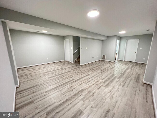 Building Photo - 12232 Greenleaf Ave