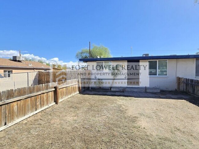 Building Photo - Central 2 Bed / 1 Bath with Yard