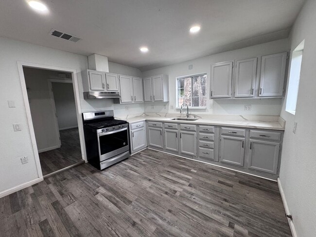 Building Photo - Cozy two bedroom 1 bathroom home