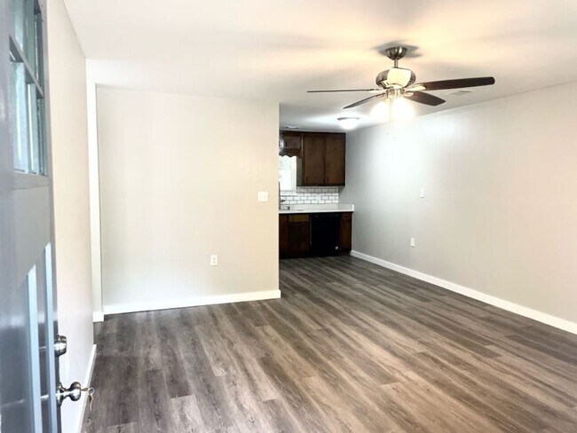 Foto del edificio - Welcome to this charming 2 bedroom, 1 bath...
