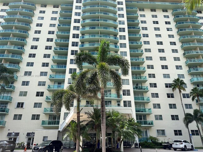 Foto del edificio - 19390 Collins Ave