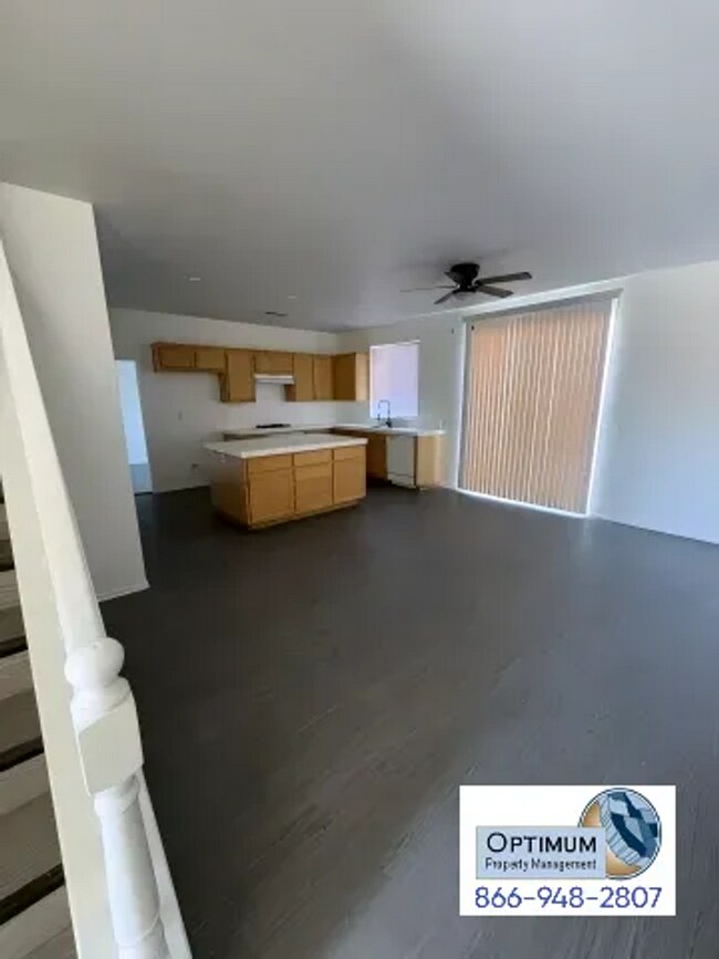 Foto del edificio - Spacious 5-Bedroom, 3-Bathroom Home with Loft in Victorville