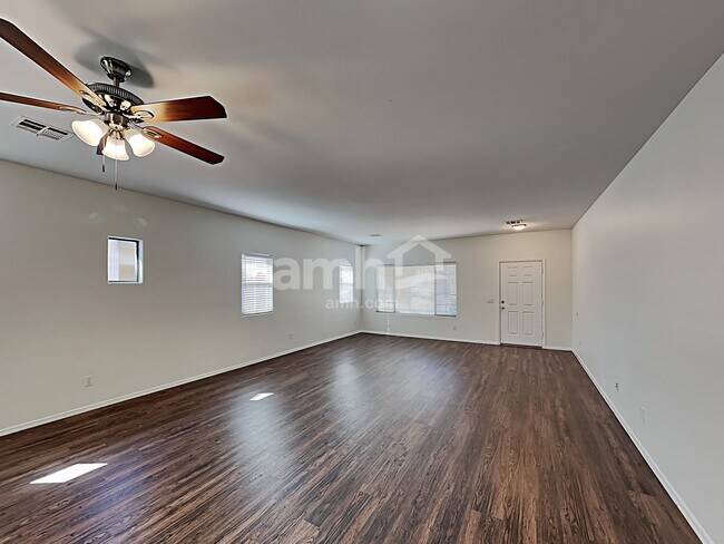 Foto del edificio - 3413 E Flower St