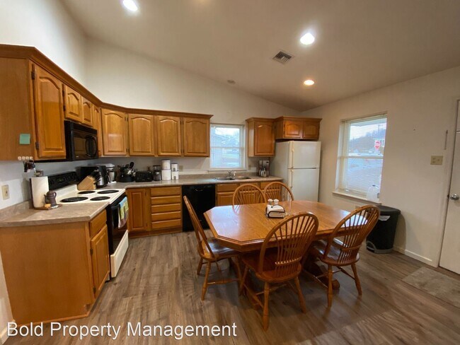 Foto del edificio - 3 br, 1 bath House - 456 W Oak Ave.