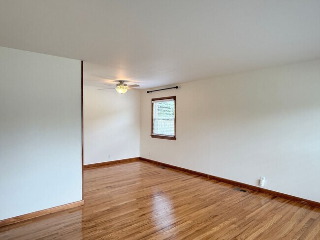 Building Photo - 1502 Edgewood Dr
