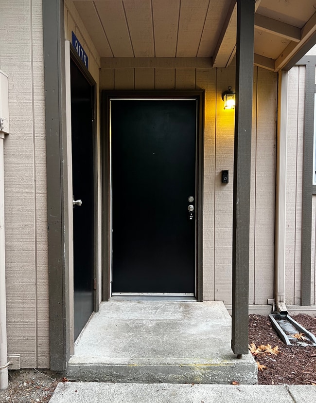 Foto del edificio - 2 Story Duplex Available. HUGE, FENCED YAR...