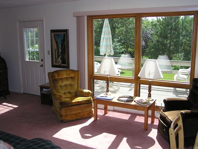 Older photo, carpet has been replaced recently - 405 Kelly Cir